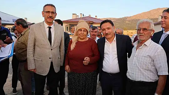 Vali Çiçek depremzede ailelerin sevincine ortak oldu