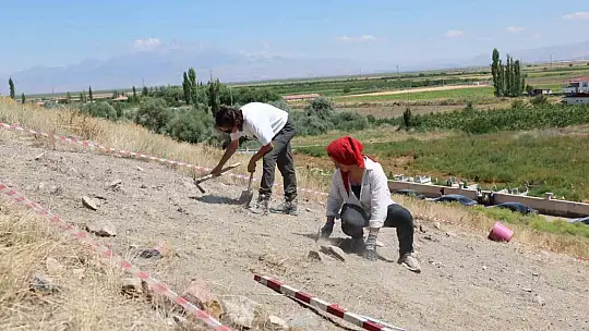 Vali Çiçek, Eğriköy Höyük Kazı Alanı'nı ziyaret etti