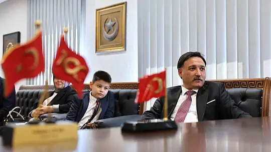 Vali Çiçek'in makamı 23 Nisan'da çocuklara emanet