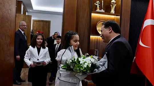 Vali Çiçek'in makamı 23 Nisan'da çocuklara emanet