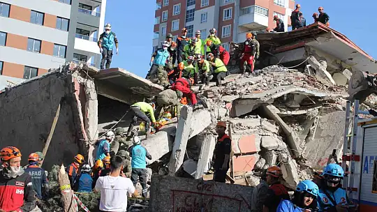 Vali Çiçek, Kahramanmaraş depremini yönettiği afet tırında deprem tatbikatını takip etti