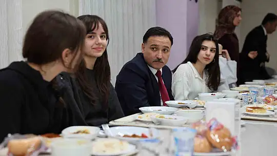 Vali Çiçek, öğrencilerle iftar yaptı