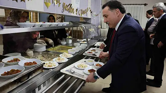 Vali Çiçek, öğrencilerle iftar yaptı