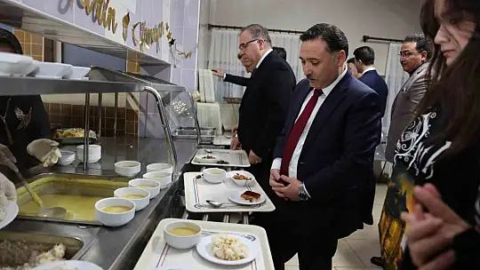 Vali Çiçek, öğrencilerle iftar yaptı