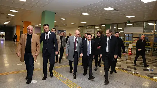 Vali Çiçek, Şehir Hastanesi'ne açılacak Hal Kütüphanesini inceledi