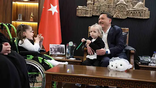 Vali Çiçek tatlı isyanıyla yüzleri güldüren Rüveyda'yı makamında ağırladı
