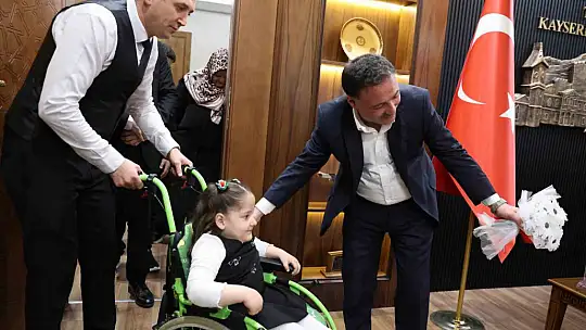 Vali Çiçek tatlı isyanıyla yüzleri güldüren Rüveyda'yı makamında ağırladı