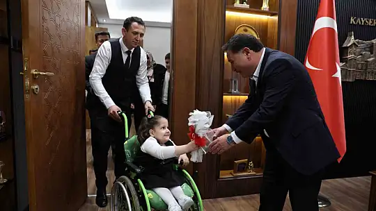 Vali Çiçek tatlı isyanıyla yüzleri güldüren Rüveyda'yı makamında ağırladı