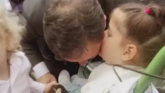 Vali Çiçek tatlı isyanıyla yüzleri güldüren Rüveyda'yı makamında ağırladı