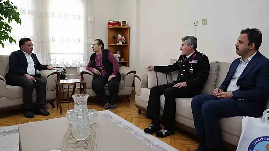 Vali Çiçek'ten Anneler Günü'nde şehit annelerine ziyareti
