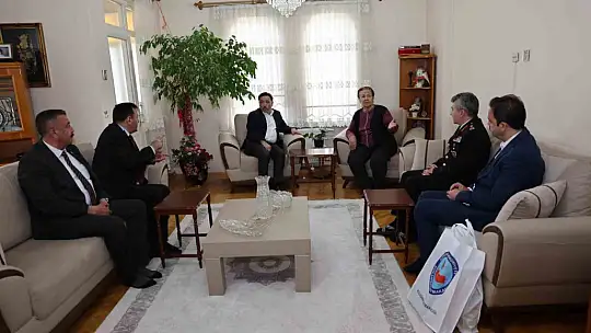 Vali Çiçek'ten Anneler Günü'nde şehit annelerine ziyareti