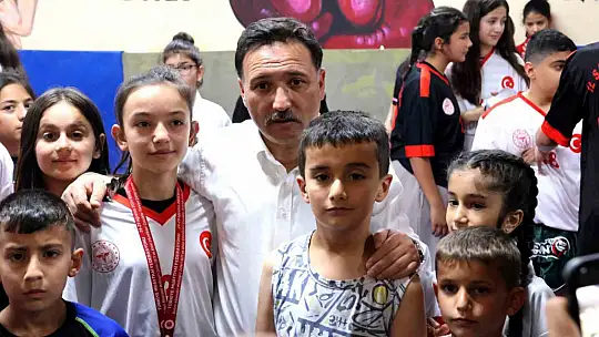 Vali Çiçek'ten Erva Sağlık Spor Kulübü'ne ziyaret