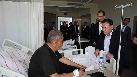 Vali Çiçek'ten hastanede tedavi gören vatandaşlara bayram ziyareti