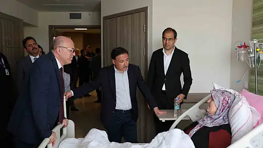 Vali Çiçek'ten hastanede tedavi gören vatandaşlara bayram ziyareti