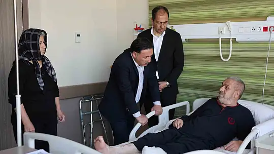 Vali Çiçek'ten hastanede tedavi gören vatandaşlara bayram ziyareti