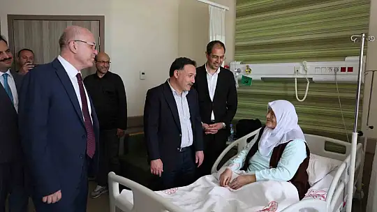 Vali Çiçek'ten hastanede tedavi gören vatandaşlara bayram ziyareti