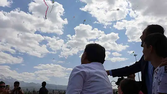 Vali Çiçek uçurtma uçurdu, bağımlılıkla mücadelede kararlılık mesajı verdi