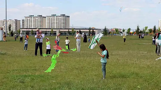 Vali Çiçek uçurtma uçurdu, bağımlılıkla mücadelede kararlılık mesajı verdi
