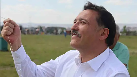 Vali Çiçek uçurtma uçurdu, bağımlılıkla mücadelede kararlılık mesajı verdi