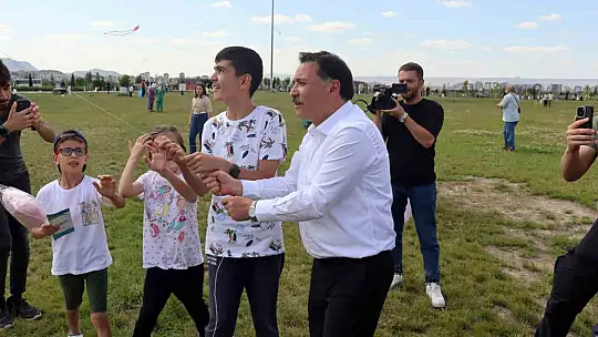 Vali Çiçek uçurtma uçurdu, bağımlılıkla mücadelede kararlılık mesajı verdi