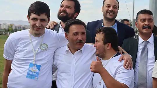Vali Çiçek uçurtma uçurdu, bağımlılıkla mücadelede kararlılık mesajı verdi