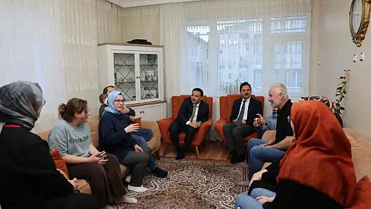 Vali Çiçek vatandaşın çay davetini kırmadı