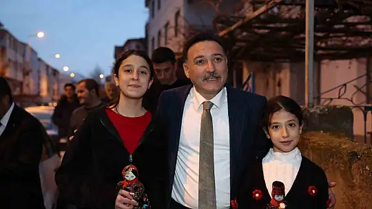 Vali Çiçek vatandaşın çay davetini kırmadı