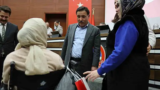 Vali Çiçek, vatandaşlarla bir araya gelmeye devam ediyor