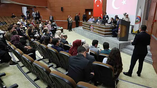 Vali Çiçek, vatandaşlarla bir araya gelmeye devam ediyor