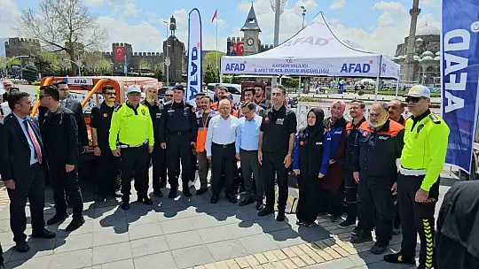Vali Çiçek ve Büyükkılıç simülasyon gözlüğünü taktı, mesaj verdi