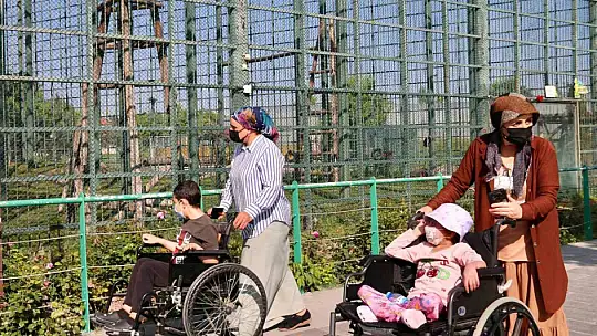 Vali Çiçek ve Rektör Altun miniklerin isteğini yerine getirdi