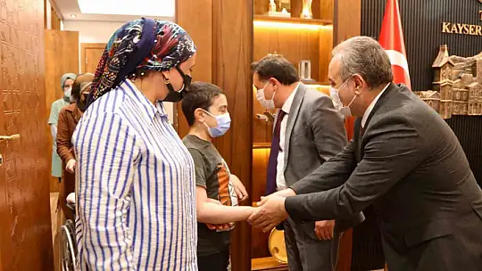 Vali Çiçek ve Rektör Altun miniklerin isteğini yerine getirdi