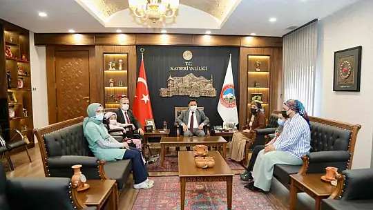 Vali Çiçek ve Rektör Altun miniklerin isteğini yerine getirdi