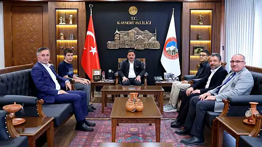 Vali Çiçek, YKS'de dereceye giren öğrencileri makamında kabul etti