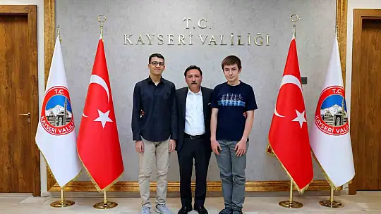 Vali Çiçek, YKS'de dereceye giren öğrencileri makamında kabul etti
