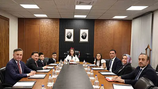 Vali koltuğuna oturan Zeynep'ten il emniyet müdürüne talimat: 'Okulların çevresinde güvenliği artırın'