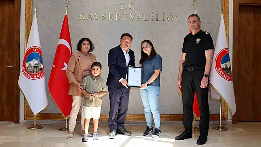 Vali ve emniyet müdürü şehit çocuğuyla futbol oynadı