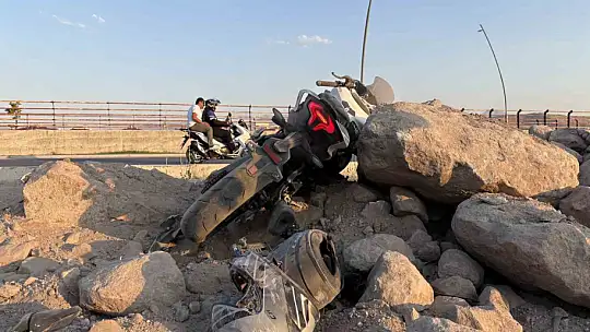 Virajı alamayan motosiklet yoldan çıktı: 2 yaralı
