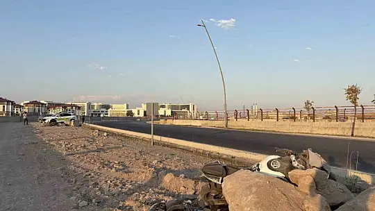 Virajı alamayan motosiklet yoldan çıktı: 2 yaralı