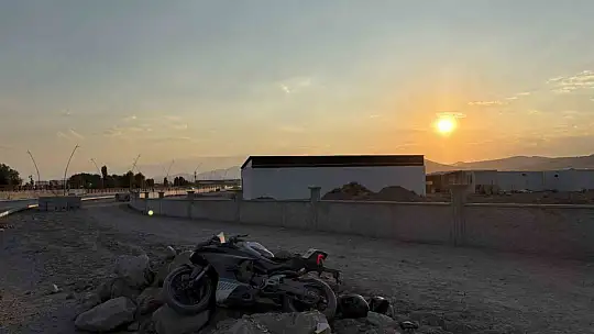 Virajı alamayan motosiklet yoldan çıktı: 2 yaralı