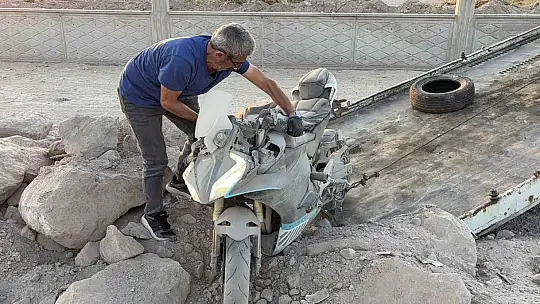 Virajı alamayan motosiklet yoldan çıktı: 2 yaralı