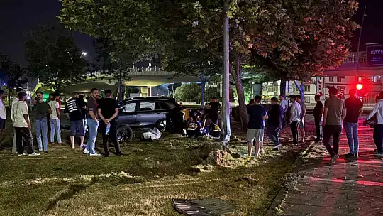Virajı alamayan SUV tarzı araç aydınlatma direğini yerinden söktü: 1 yaralı