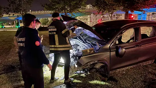 Virajı alamayan SUV tarzı araç aydınlatma direğini yerinden söktü: 1 yaralı