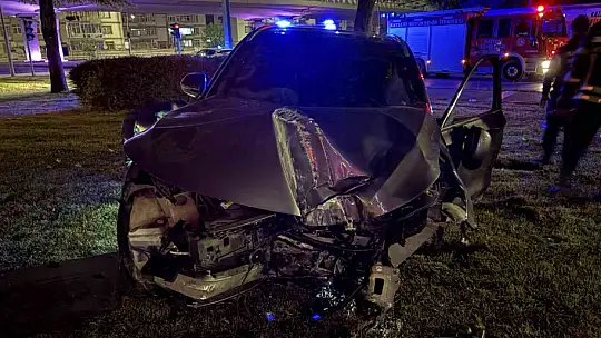 Virajı alamayan SUV tarzı araç aydınlatma direğini yerinden söktü: 1 yaralı