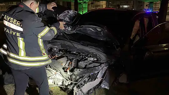 Virajı alamayan SUV tarzı araç aydınlatma direğini yerinden söktü: 1 yaralı