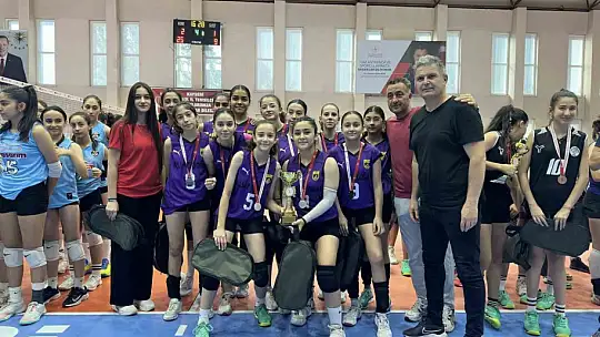 Voleybolda kupalar sahibini buldu
