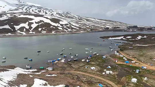 Yağışlar gölü doldurdu, karavanlar, çadırlar ve konteynerler su altında kaldı