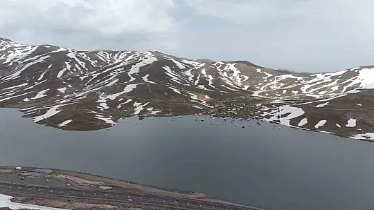 Yağışlar gölü doldurdu, karavanlar, çadırlar ve konteynerler su altında kaldı