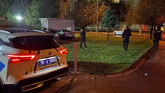 Yağışlı havada kontrolden çıkan otomobil depo duvarına çarptı