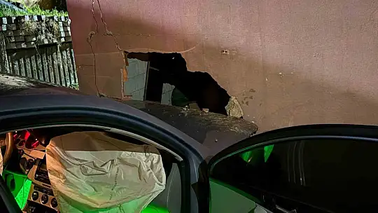 Yağışlı havada kontrolden çıkan otomobil depo duvarına çarptı